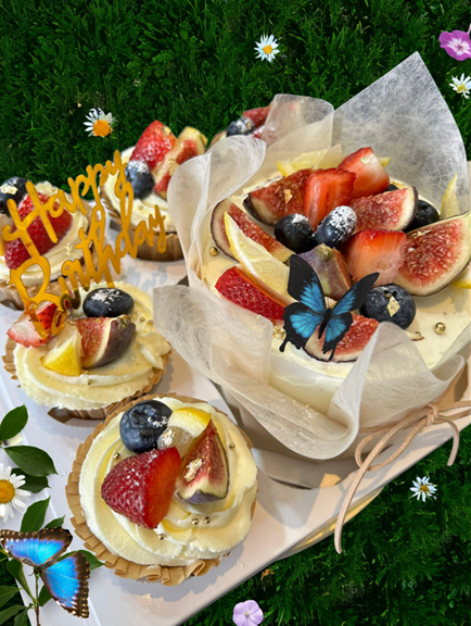 Figs & Berries | 5” Cake and 5 Cupcakes